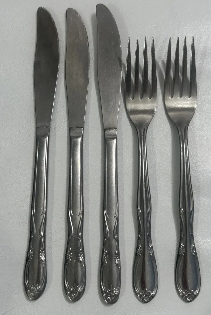 Vtg Superior International Chapel Hill Set of 5 - Dinner Knives & 2 Dinner Forks